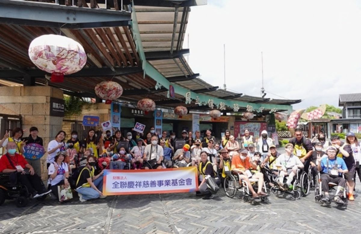 全联捐物资挺伊甸服务　20位员工化身志工伴身障住民游传艺