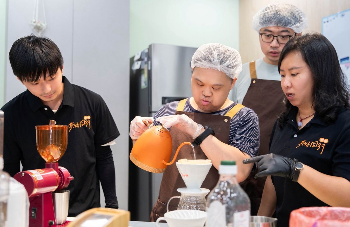 竹县府携手伊甸推动身障日间服务　以利亚小作所助唐氏症小羽自立