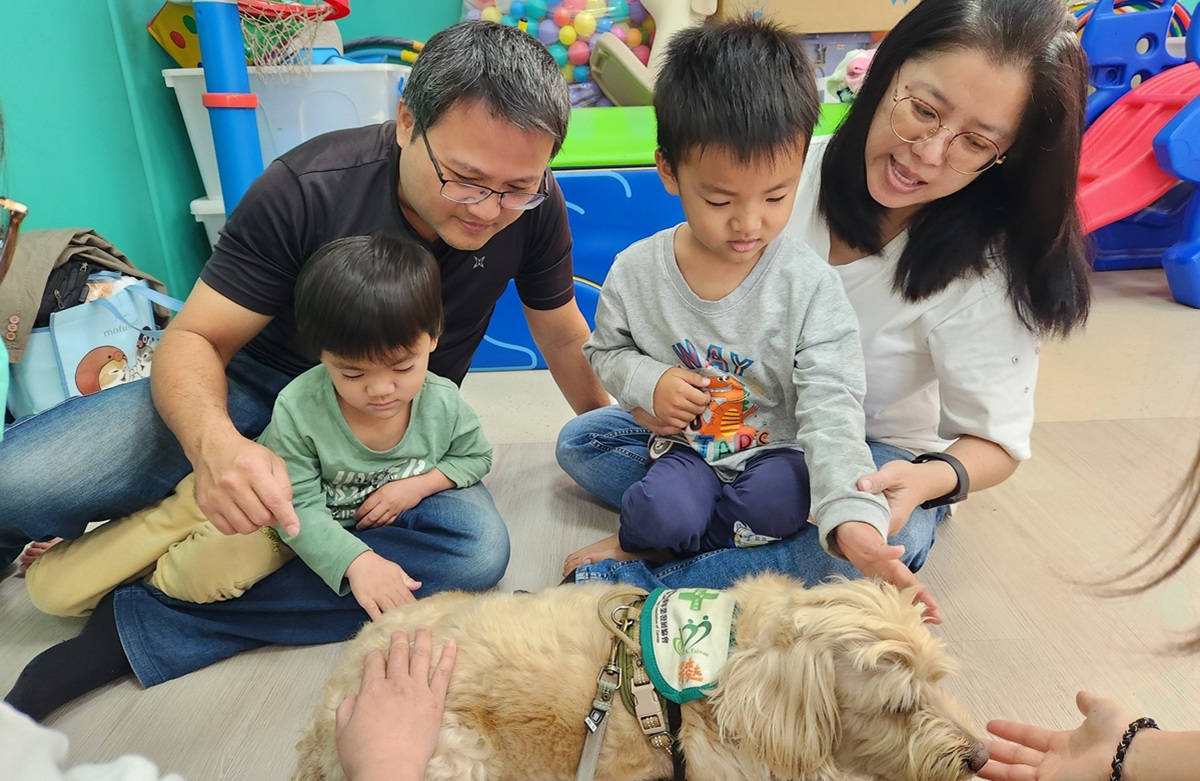 「毛」老师来上课  慢飞天使找回笑容